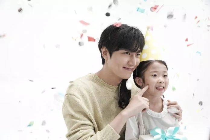 Lee Min Ho tươi cười chụp hình quảng bá cho Promiz (Nguồn: Internet).