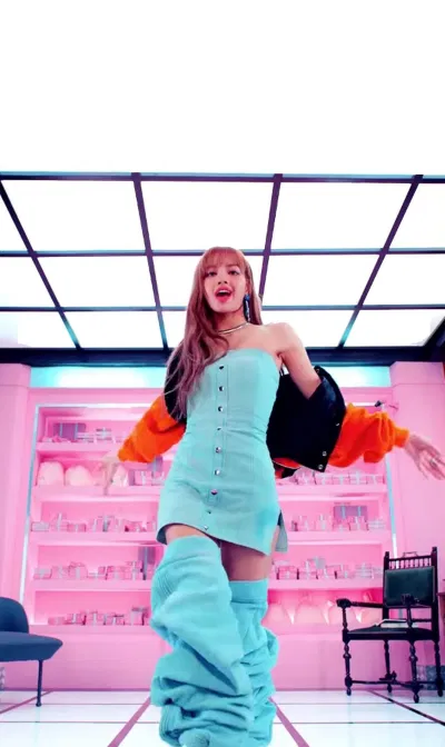Lisa (BLACKPINK): Biến những trang phục “dị” thành siêu phẩm thời trang đẹp ngút ngàn Alyx Áo croptop áo khoác lông As if It s yout last Balenciaga Boombaya boot Jennie Jisoo Kill This Love Lisa BlackPink Manolo Blahnik MV người đẹp nữ tính outfit Quần bò rapper Rose sành điệu Satin boot stylist thắt lưng thời trang trang phục trang phục biểu diễn Y Project Yello YG