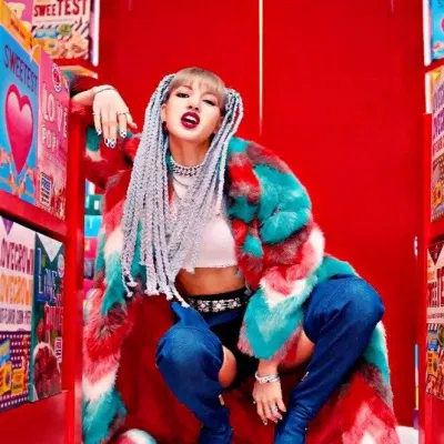 Đôi boot có đai giống thắt lưng được Lisa phối hợp với quần short đen và áo crop-top trắng nổi bật (Nguồn: Internet)