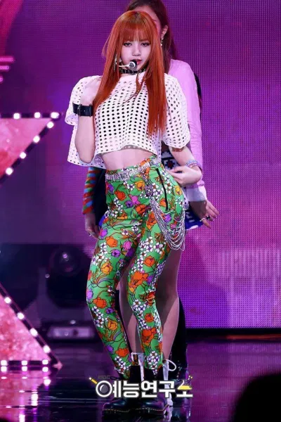 Lisa (BLACKPINK): Biến những trang phục “dị” thành siêu phẩm thời trang đẹp ngút ngàn Alyx Áo croptop áo khoác lông As if It s yout last Balenciaga Boombaya boot Jennie Jisoo Kill This Love Lisa BlackPink Manolo Blahnik MV người đẹp nữ tính outfit Quần bò rapper Rose sành điệu Satin boot stylist thắt lưng thời trang trang phục trang phục biểu diễn Y Project Yello YG