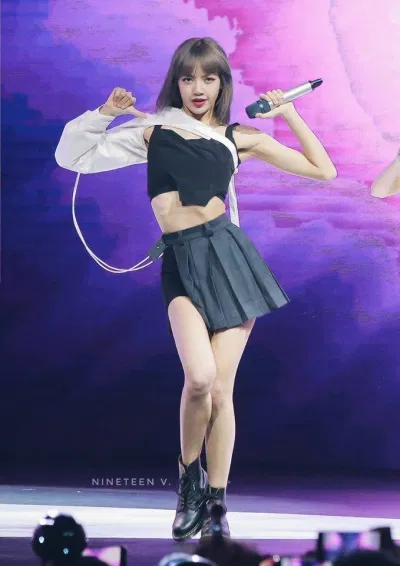 Lisa (BLACKPINK): Biến những trang phục “dị” thành siêu phẩm thời trang đẹp ngút ngàn Alyx Áo croptop áo khoác lông As if It s yout last Balenciaga Boombaya boot Jennie Jisoo Kill This Love Lisa BlackPink Manolo Blahnik MV người đẹp nữ tính outfit Quần bò rapper Rose sành điệu Satin boot stylist thắt lưng thời trang trang phục trang phục biểu diễn Y Project Yello YG