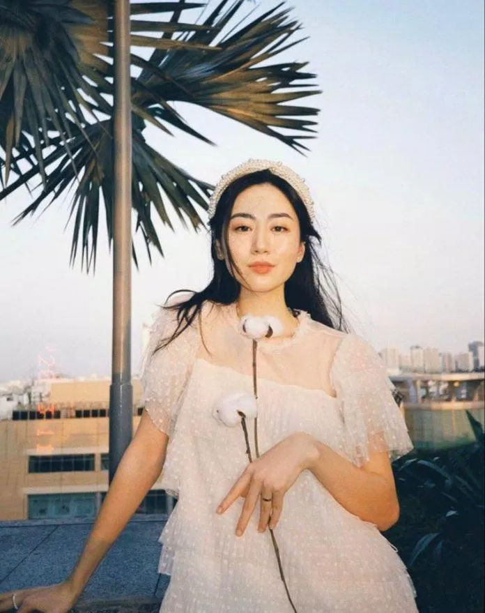 Beauty Blogger Mai Vân Trang diện băng đô dày đính ngọc trai cùng đầm trắng dịu dàng (Nguồn: Internet)