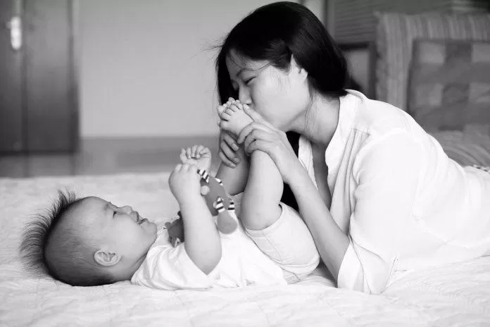 Mẹ lúc nào cũng muốn mang lại những điều tốt đẹp cho con (Nguồn: Internet) Mẹ con