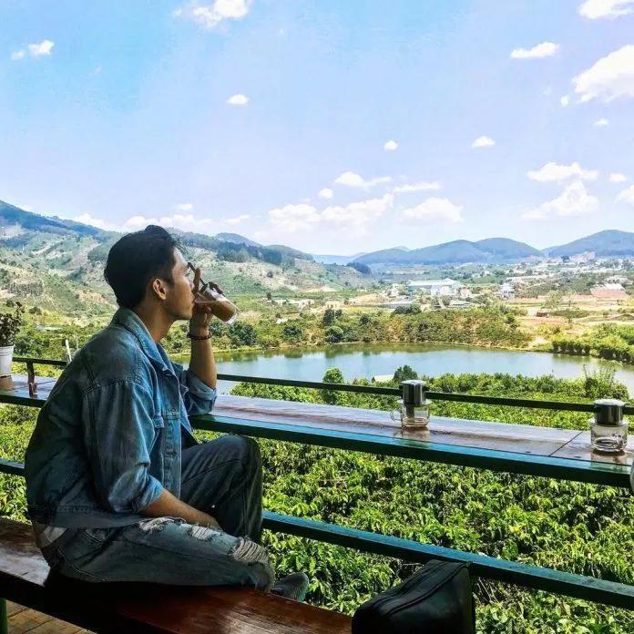 Nhiều bạn trẻ cũng trải nghiệm sống ảo tại đây Nhiều bạn trẻ cũng trải nghiệm sống ảo tại đây Ảnh: Internet)