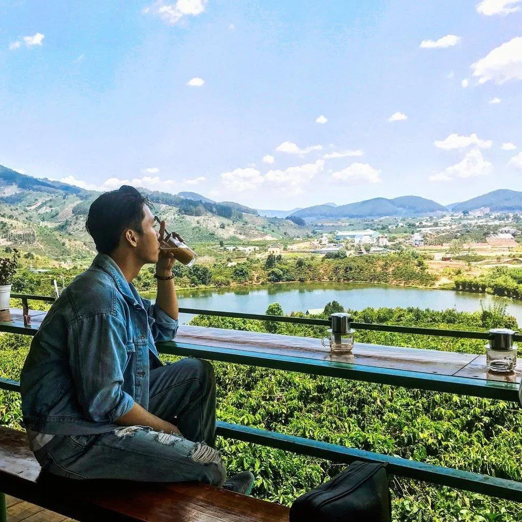 Nhiều bạn trẻ cũng trải nghiệm sống ảo tại đây Nhiều bạn trẻ cũng trải nghiệm sống ảo tại đây Ảnh: Internet)