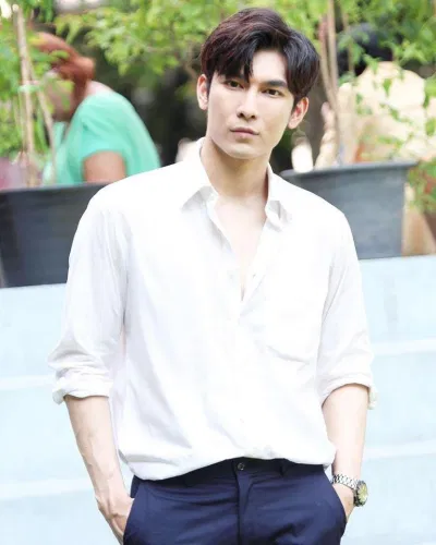 Mew Suppasit không chỉ là một diễn viên nổi tiếng mà còn có thành tích học tập đáng ngưỡng mộ. (Ảnh: Internet) Mew Suppasit không chỉ là một diễn viên nổi tiếng mà còn có thành tích học tập đáng ngưỡng mộ. (Ảnh: Internet)