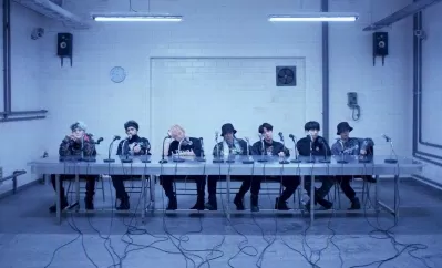 Hình ảnh bao ngầu của BTS trong MV Mic drop (Nguồn: Internet). Hình ảnh bao ngầu của BTS trong MV Mic drop (Nguồn: Internet).