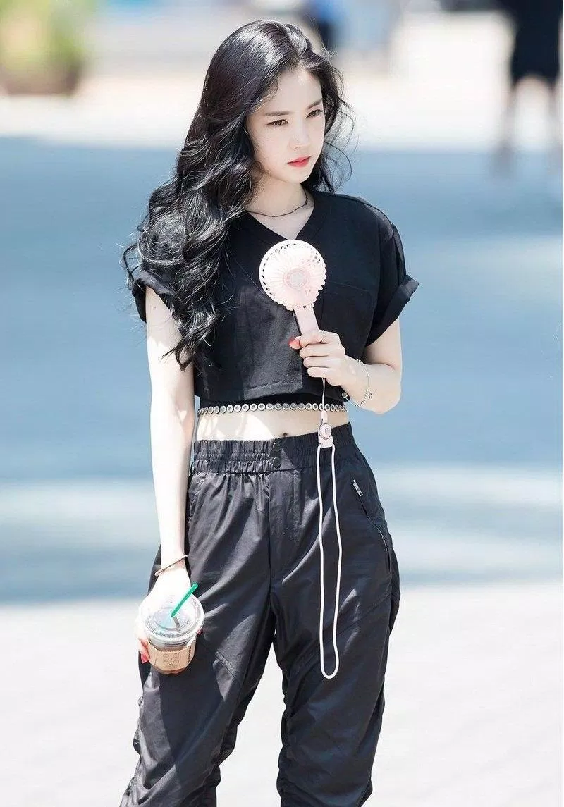 Biết được ưu điểm của mình nên Naeun rất chăm diện croptop với các loại quần cạp cao hay quần chun khoe trọn được "vòng eo con kiến" 