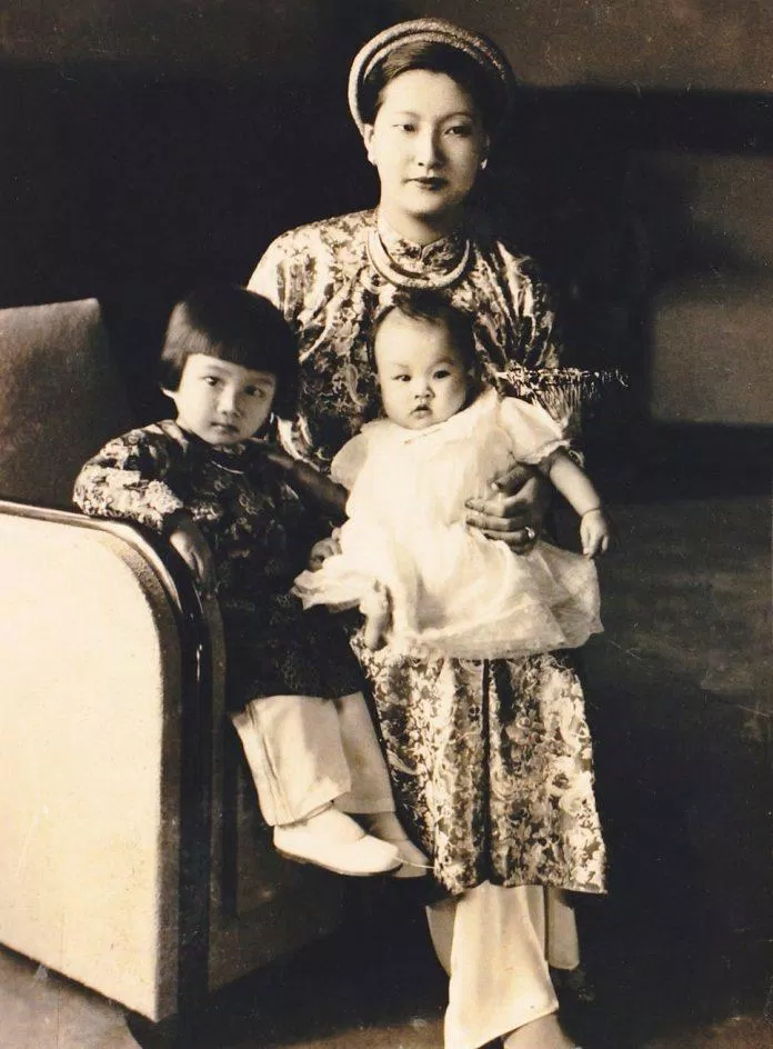 Nam Phương cùng hai con của mình Nam phương hoàng hậu