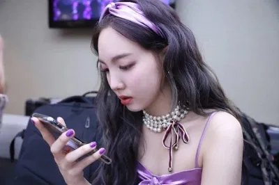 Mái tóc dài gợn sóng cùng mẫu khăn turban thắt nút khiến Nayeon vô cùng xinh xắn (Nguồn: Internet)