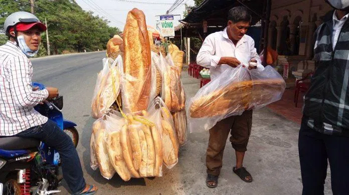 Bánh mì khổng lồ có hương vị đặc trưng, thơm ngon vị bơ sữa (Nguồn: Internet)