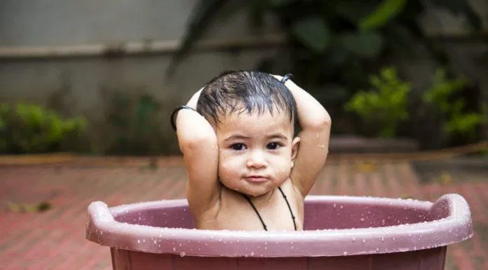 Nên tắm cho bé mỗi ngày