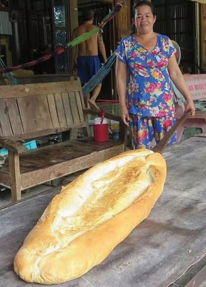 Chiếc bánh mì khổng lồ muốn nướng chín cũng thật vất vả. (Nguồn: Internet)