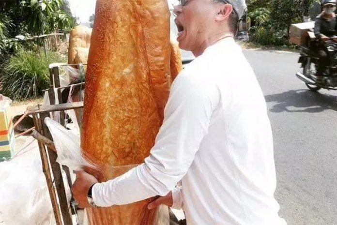 Những chiếc bánh mì khổng lồ được nhiều người chụp lại và check –in để đăng lên mạng xã hội (Nguồn: Internet)