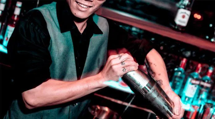 Khi gọi đồ uống thì bạn sẽ được bartender của quán trực tiếp pha chế (Nguồn: Facebook Zahrah coffee lounge & rooftop)
