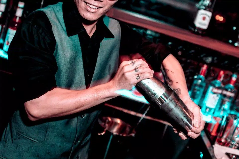 Khi gọi đồ uống thì bạn sẽ được bartender của quán trực tiếp pha chế (Nguồn: Facebook Zahrah coffee lounge & rooftop)