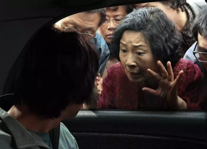 Người mẹ hết sức đau khổ khi đứa con trai yêu dấu bị kết tội giết người (Ảnh: Internet) Người mẹ hết sức đau khổ khi đứa con trai yêu dấu bị kết tội giết người (Ảnh: Internet)