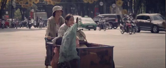 Nhân vật mẹ Mưa dù ngờ nghệch nhưng vẫn luôn dành tất cả mọi thứ tốt nhất cho con mình (Ảnh: Internet) Nhân vật mẹ Mưa dù ngờ nghệch nhưng vẫn luôn dành tất cả mọi thứ tốt nhất cho con mình (Ảnh: Internet)