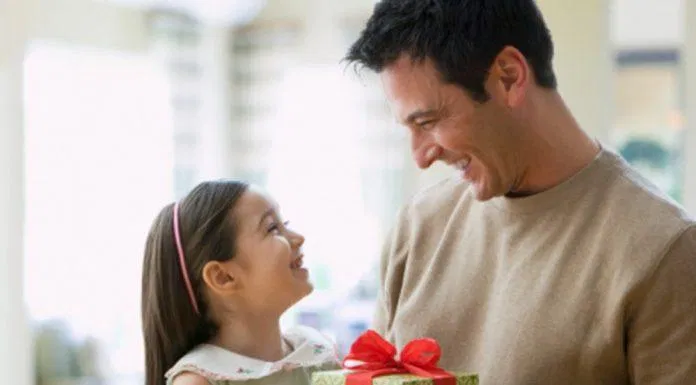 Ba mẹ cần biết rõ tính cách và sở thích của các bé gái để lựa chọn món quà phù hợp(Nguồn: Internet).