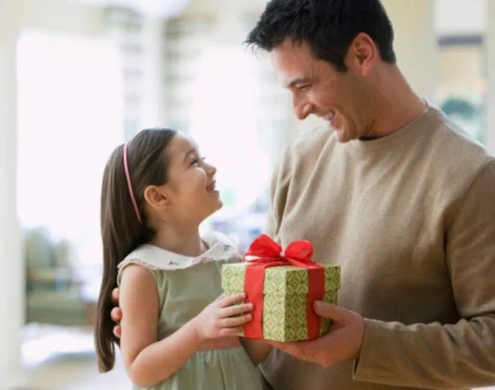 Ba mẹ cần biết rõ tính cách và sở thích của các bé gái để lựa chọn món quà phù hợp(Nguồn: Internet).