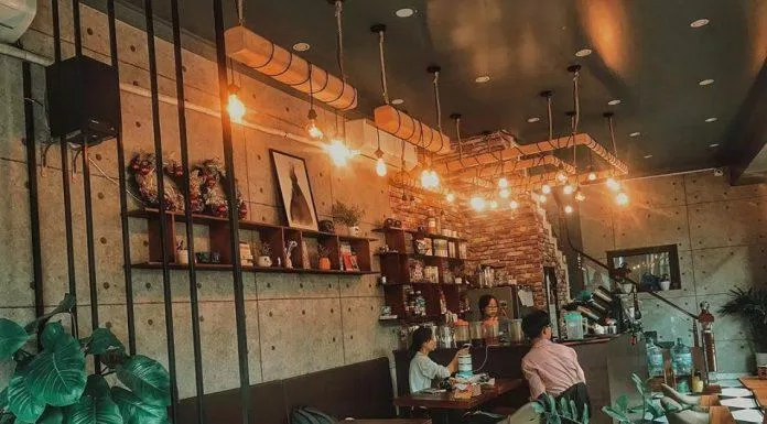 Một góc quán cafe lãng mạn khi lên đèn. (Ảnh: Internet)