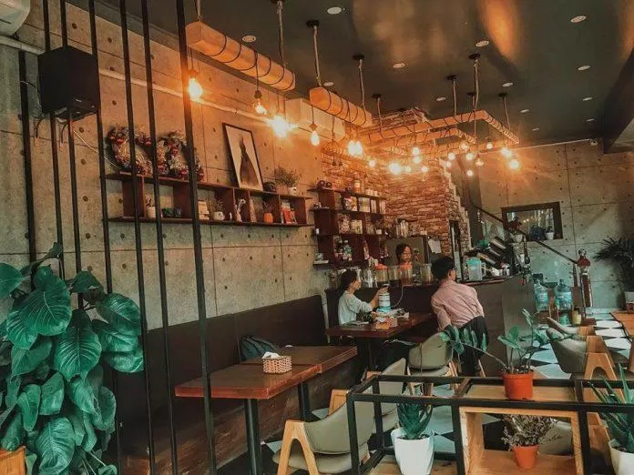 Một góc quán cafe lãng mạn khi lên đèn. (Ảnh: Internet)