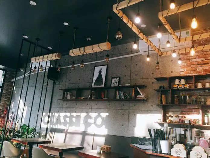 Quán cafe khá yên tĩnh, phù hợp để đọc sách, thư giãn. (Ảnh: Internet)