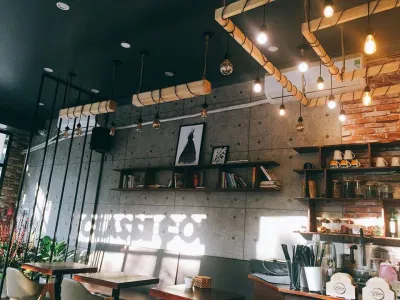 Quán cafe khá yên tĩnh, phù hợp để đọc sách, thư giãn. (Ảnh: Internet)