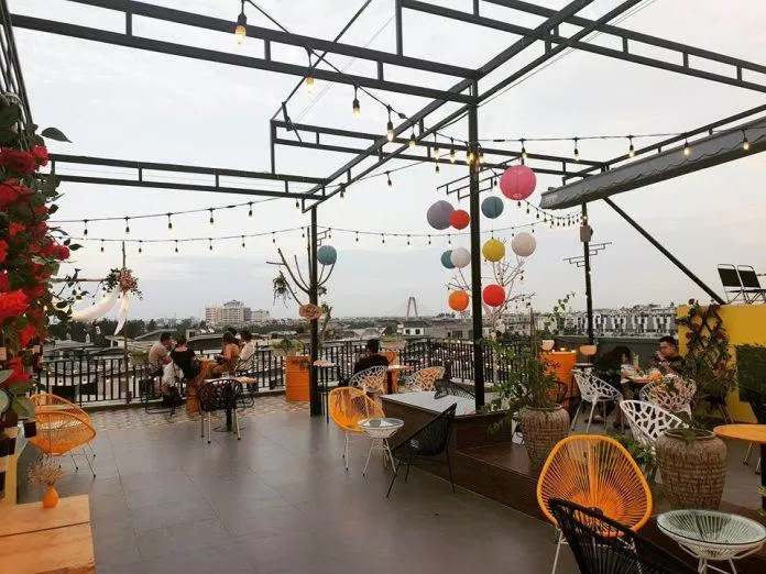 Quán cafe đẹp có vô vàn góc sống ảo cho các cô nàng, chàng trai. (Ảnh: Internet)