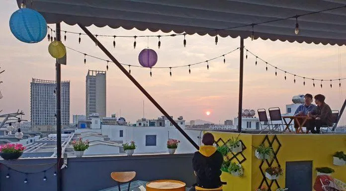 Terrace of the cafe to watch the chill sunset. (Photo: Internet)