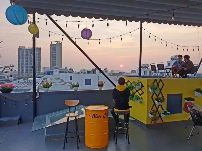 Sân thượng của quán cafe để ngắm hoàng hôn cực chill. (Ảnh: Internet)