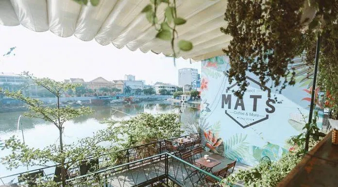 Quán cafe đẹp này có ban công với views nhìn ra hồ rất đẹp. (Ảnh: Internet)