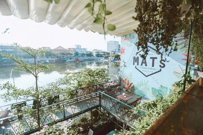 Quán cafe đẹp này có ban công với views nhìn ra hồ rất đẹp. (Ảnh: Internet)