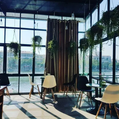 Không gian trong quán cafe cũng được bài trí rất nghệ thuật. (Ảnh: Internet)