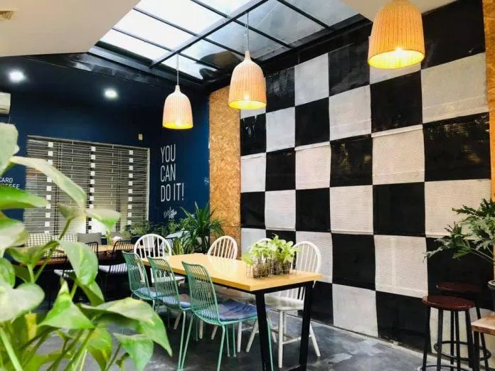 Không gian quán cafe trang trí với hình caro là điểm nhấn chủ đạo. (Ảnh: Internet)