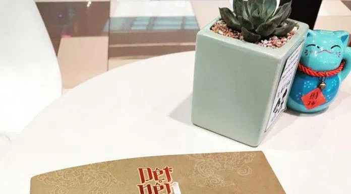 Dệt Nên Triều Đại thật sự là một cuốn sách đẹp, khá rẻ so với mức giá 250.000đ. (Ảnh: Facebook)