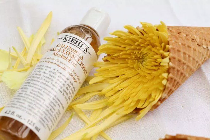 Toner hoa cúc Calendula Herbal Extract Toner Alcohol Free (Nguồn: Internet) Toner hoa cúc Calendula Herbal Extract Toner Alcohol Free (Nguồn: Internet)