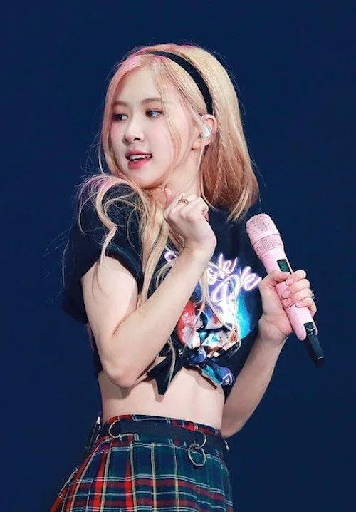 Mái tóc vàng của Rosé nổi bật cùng chiếc băng đô đen (Nguồn: Internet)