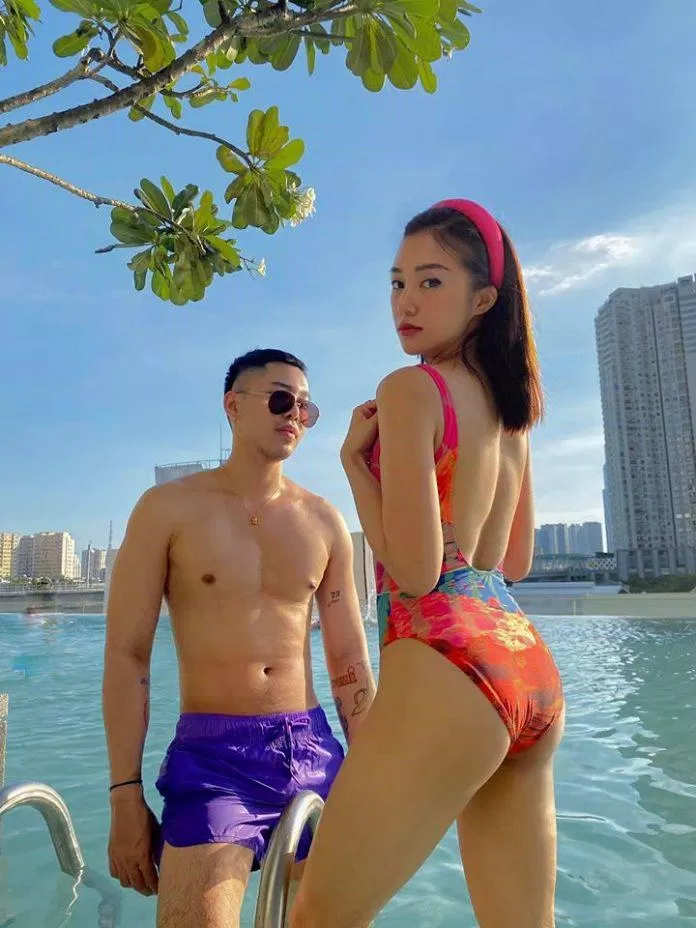 Sa Lim vô cùng sexy và thu hút với bộ bikini rực rỡ và chiếc băng đô bản dày màu hot pink (Nguồn: Internet)