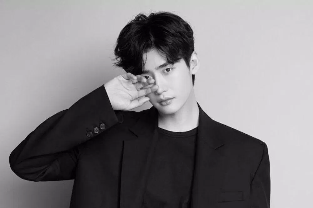 Gần như Lee Jong Suk không có góc chết (Nguồn: Internet)