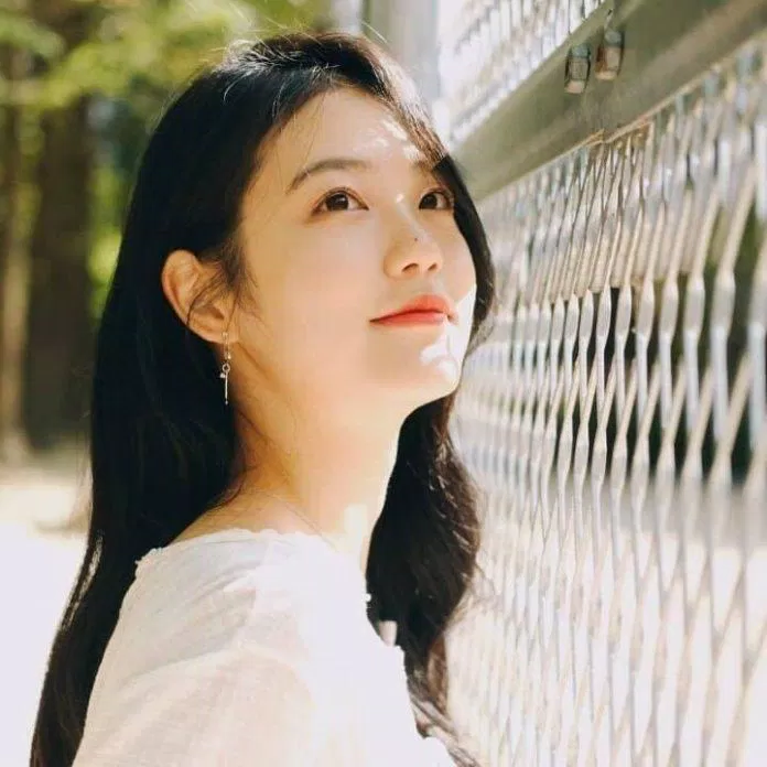 Shin Ye Eun trong trẻo như sương mai với mái tóc dài cùng hiệu ứng ánh nắng ( nguồn :internet)