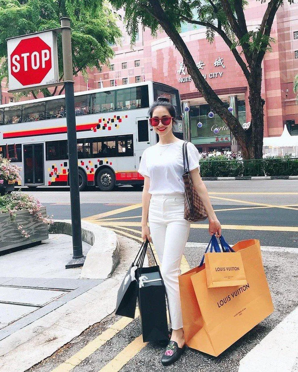 Chiếc túi đắt nhất mà cô sở hữu là chiếc Hermes dòng Birkin màu cam có giá hơn 360 triệu đồng. (Nguồn: Internet)