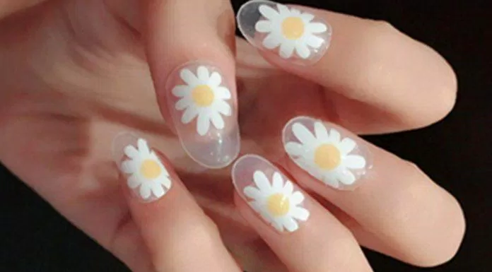 Nếu thích hoa cúc thì đừng bỏ qua mẫu dán móng tay Moji đơn giản mà đẹp này. (Ảnh: Internet)