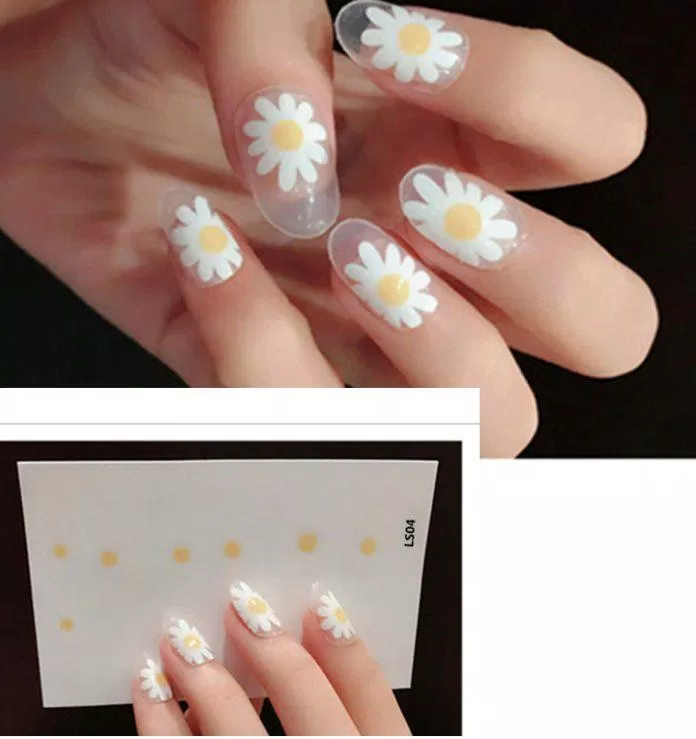 Nếu bạn thích họa tiết hoa cúc thì đừng bỏ qua mẫu nail dán Moji đơn giản mà đẹp này nhé.  (Ảnh: Internet)