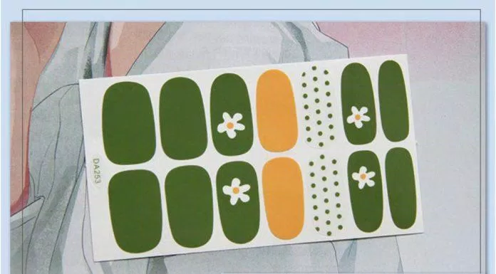 Thêm một mẫu sticker trang trí móng tay hoa cúc cho nàng điệu đà. (Ảnh: Internet)