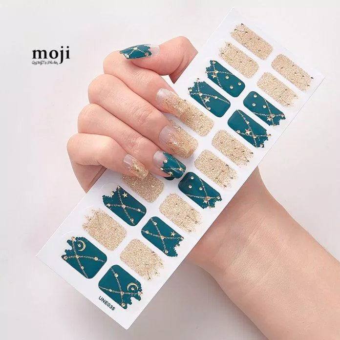 Còn đây là mẫu nail Moji lấp lánh, sang chảnh dành cho các cô nàng mê nháy mắt.  (ảnh: Internet)