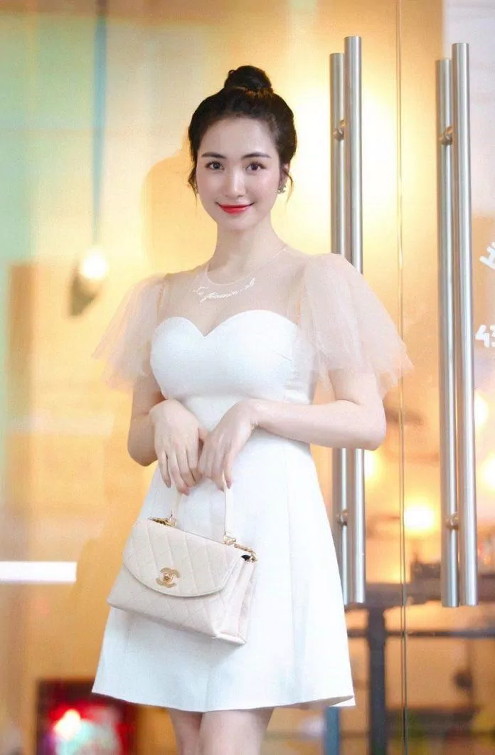 Cô thường xuyên đi nước ngoài và mua một lần hàng loạt đồ hiệu (Nguồn: Internet)