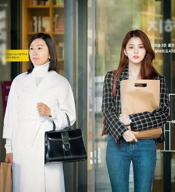 Chiếc blazer sọc caro nổi bật khiến cô nàng trông vừa trẻ trung lại vừa thời thượng. (Nguồn: Internet)