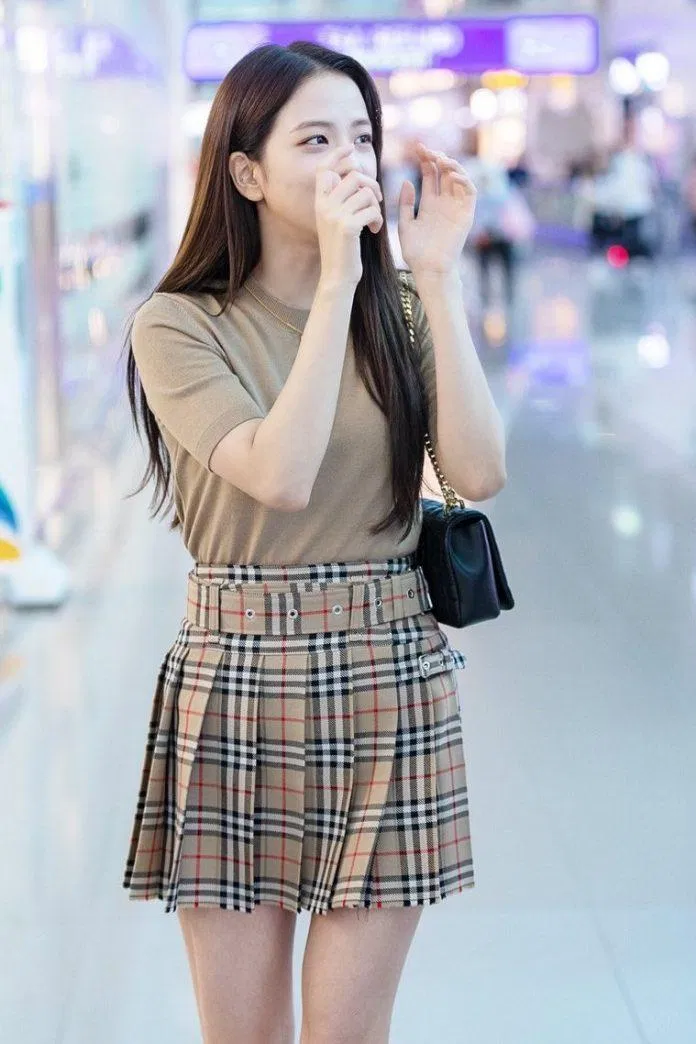Phối đồ như Jisoo Phối đồ mùa hè như Jisoo