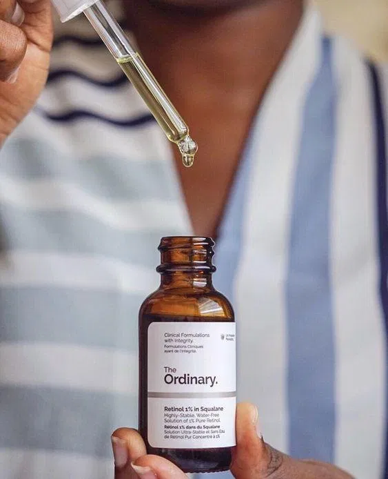 The Ordinary Retinol In Squalane có dạng dầu lỏng, màu hơi ngả vàng và không mùi. (nguồn: Internet)